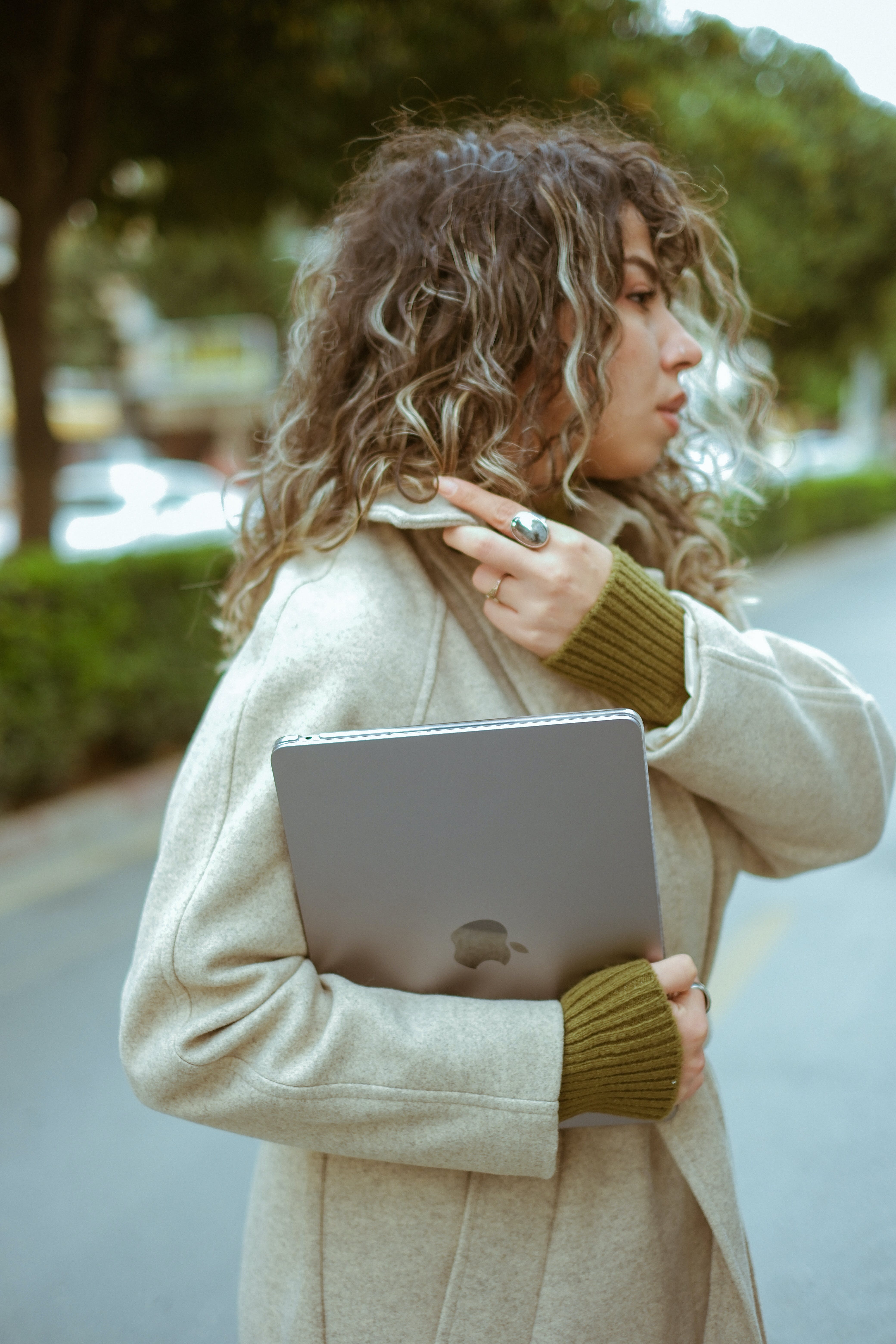 Foto van vrouw met laptop onder haar rechterarm.